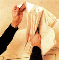 7. Промазанное полотно становится мягким и легко рвется, поэтому придерживайте сложенную "гармошку"